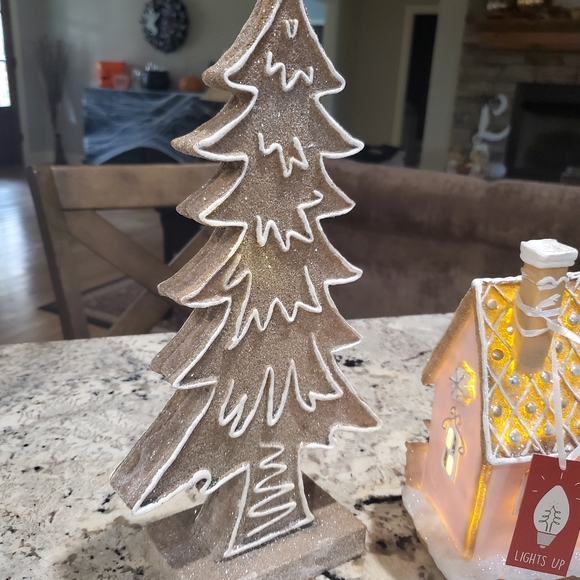 Gingerbread House and Tree-NWT - Picture 6 of 7